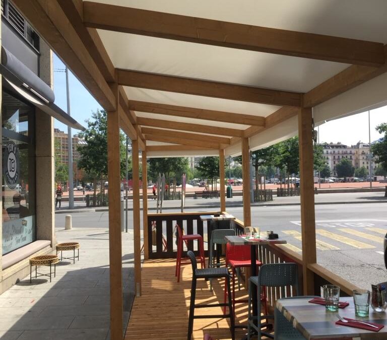 Installation d’une terrasse avec toit saisonnière au Restaurant Le Pandore
